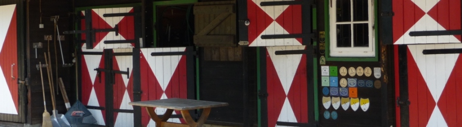 Hauswand mit rotem und weißem Muster